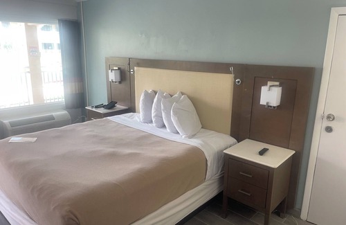 Holiday Hotel | Budget-Friendly Holiday Hotel with Pool and Spa Amenities