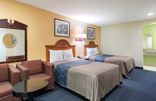 South Houston Hotel | Budget-Friendly Stay at Rodeway Inn with Breakfast & Pets