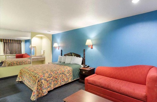South Houston Hotel | Budget-Friendly Stay at Rodeway Inn with Breakfast & Pets