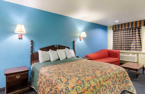 South Houston Hotel | Budget-Friendly Stay at Rodeway Inn with Breakfast & Pets
