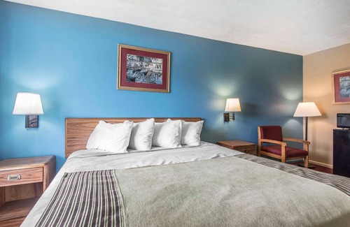 Jackson Hotel | Budget-Friendly Rodeway Inn with Pool and Breakfast Options