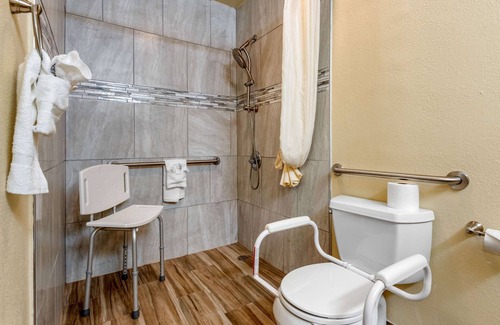 Jeffersonville Hotel | Budget-Friendly Rodeway Inn with Spa and Family Amenities