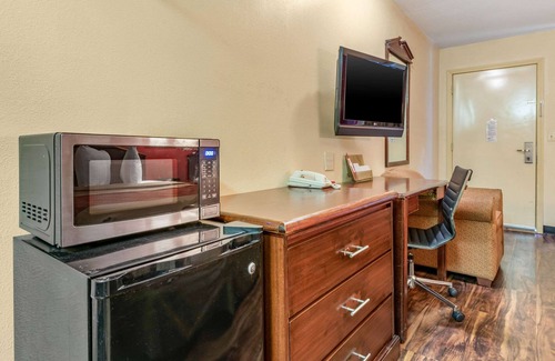 Jeffersonville Hotel | Budget-Friendly Rodeway Inn with Spa and Family Amenities