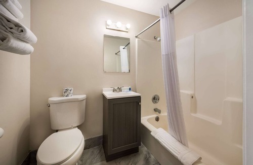 La Crosse Hotel | Budget-Friendly Rodeway Inn with Breakfast & Family Amenities