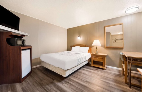 La Crosse Hotel | Budget-Friendly Rodeway Inn with Breakfast & Family Amenities