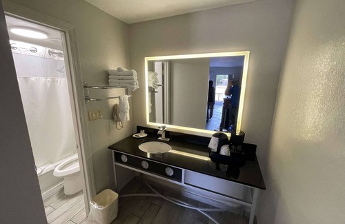 Lake Wales Hotel | Comfortable Rodeway Inn with Pool and Family-Friendly Amenities