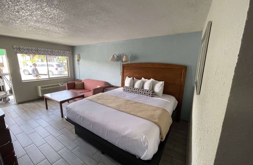 Lake Wales Hotel | Comfortable Rodeway Inn with Pool and Family-Friendly Amenities