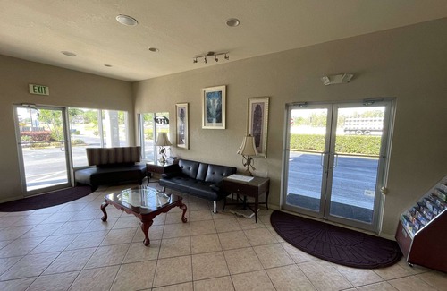 Lake Wales Hotel | Comfortable Rodeway Inn with Pool and Family-Friendly Amenities