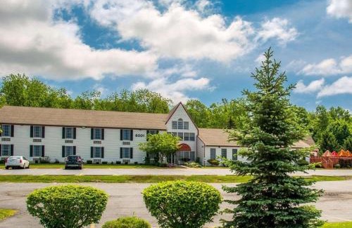 Lakeville Hotel | Cozy Rodeway Inn: Pet-Friendly Stay with Breakfast Included