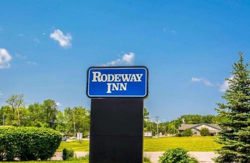Lakeville Hotel | Cozy Rodeway Inn: Pet-Friendly Stay with Breakfast Included