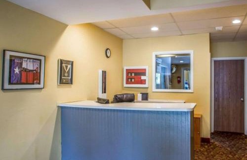 Lakeville Hotel | Cozy Rodeway Inn: Pet-Friendly Stay with Breakfast Included