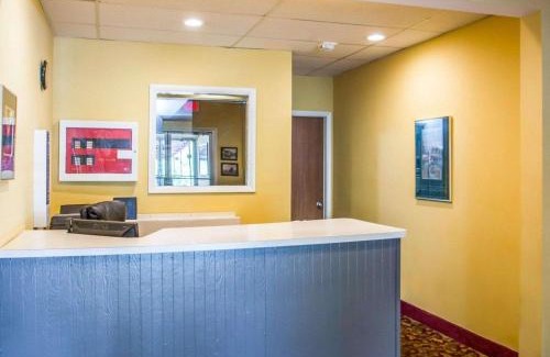 Lakeville Hotel | Cozy Rodeway Inn: Pet-Friendly Stay with Breakfast Included