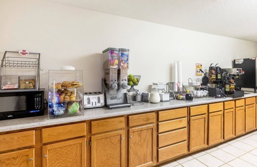 Leadville Hotel | Relax at Rodeway Inn with Pool, Spa & Family-Friendly Perks