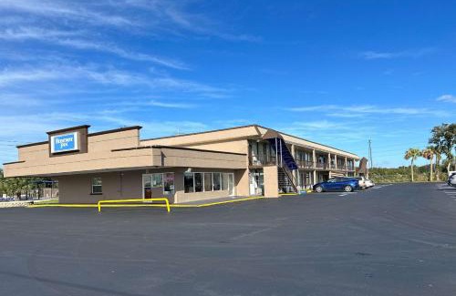Bushnell Hotel | Convenient Rodeway Inn: Pet-Friendly with Pool Access