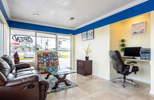 Bushnell Hotel | Convenient Rodeway Inn: Pet-Friendly with Pool Access