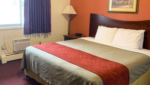 Manchester Hotel | Pet-Friendly Retreat at Rodeway Inn with Family Amenities