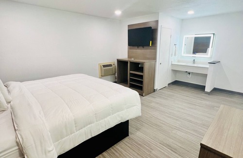 Mineola Hotel | Budget-Friendly Stay at Rodeway Inn with Family Amenities