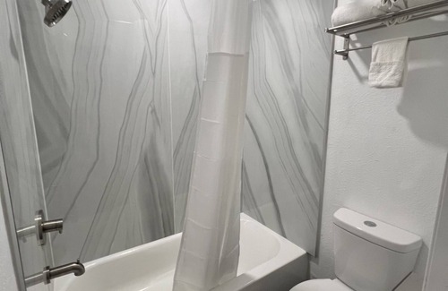 Mineola Hotel | Budget-Friendly Stay at Rodeway Inn with Family Amenities