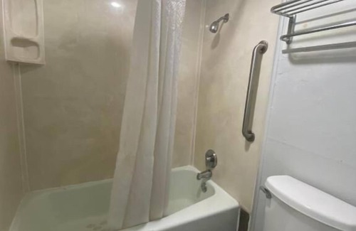 North Little Rock Hotel | Budget-Friendly Hilltop Inn with Family & Wheelchair Access