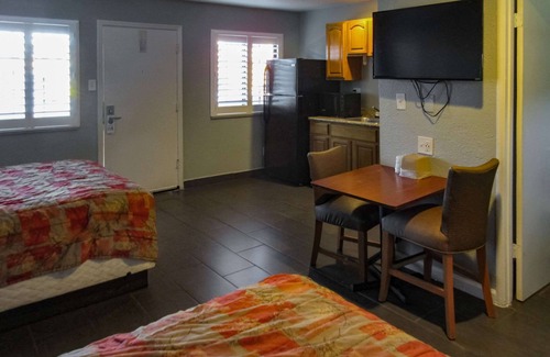 San Pablo Hotel | Comfortable Stay at Rodeway Inn with Breakfast & Kitchen