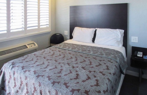 San Pablo Hotel | Comfortable Stay at Rodeway Inn with Breakfast & Kitchen