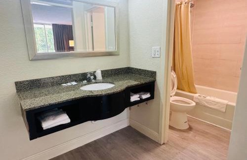 Silver Springs Hotel | Pet-Friendly Rodeway Inn: Ideal for Families & Wheelchair Access