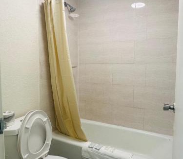 Silver Springs Hotel | Pet-Friendly Rodeway Inn: Ideal for Families & Wheelchair Access