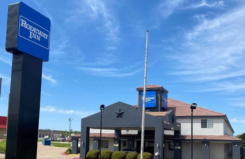Stephenville Hotel | Pet-Friendly Rodeway Inn with Hot Tub & Family Amenities
