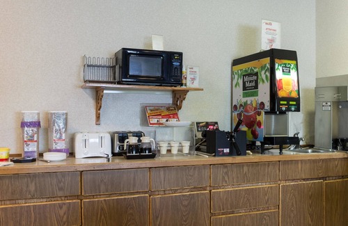 Wahpeton Hotel | Family-Friendly Rodeway Inn Wahpeton with Pool & Spa