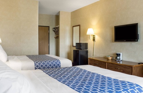 Wahpeton Hotel | Family-Friendly Rodeway Inn Wahpeton with Pool & Spa