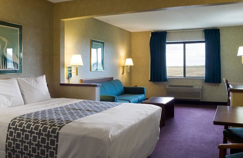 Wahpeton Hotel | Family-Friendly Rodeway Inn Wahpeton with Pool & Spa