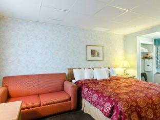 Williamsburg Hotel | Historic Rodeway Inn: Family-Friendly with Pool Access