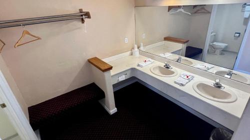 Winnemucca Hotel | Budget-Friendly Stay at Rodeway Inn with Family & Pet Perks