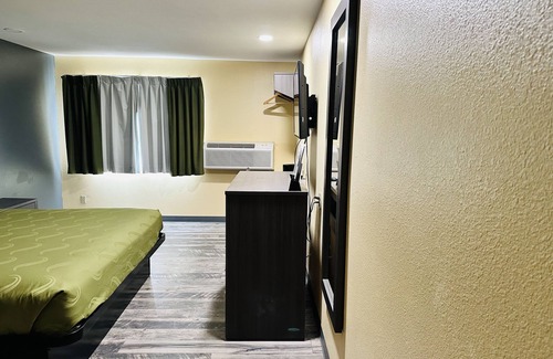 Winslow Hotel | Convenient Rodeway Inn Winslow I-40 with Kitchen Amenities