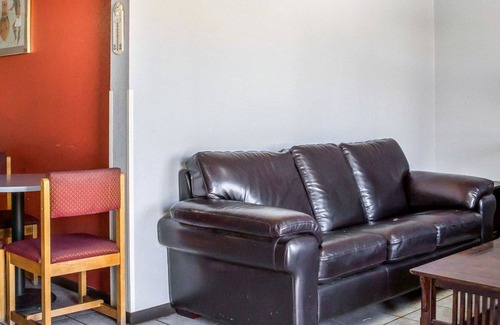 Winslow Hotel | Convenient Rodeway Inn Winslow I-40 with Kitchen Amenities