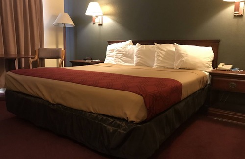 Winslow Hotel | Convenient Rodeway Inn Winslow I-40 with Kitchen Amenities