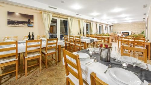 Dolni Morava Apartment | Inviting Apartmán 2+kk with Restaurant & Family-Friendly Vibes