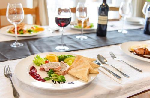 Dolni Morava Apartment | Inviting Apartmán 2+kk with Restaurant & Family-Friendly Vibes