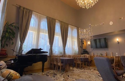 Krasnaya Polyana Hotel | Rodnik Guest House: Child-Friendly Retreat with Pool Access