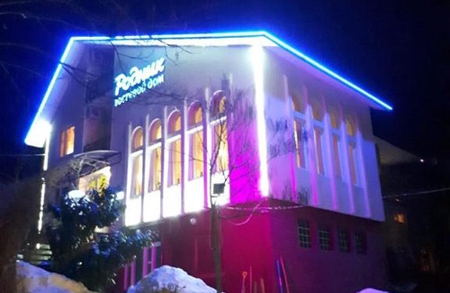 Krasnaya Polyana Hotel | Rodnik Guest House: Child-Friendly Retreat with Pool Access