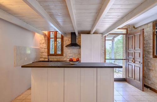 Lampini Villa | Rogalida Villa: Serene Getaway with Pool & Pet-Friendly