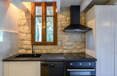Lampini Villa | Rogalida Villa: Serene Getaway with Pool & Pet-Friendly