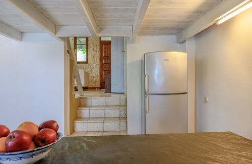 Lampini Villa | Rogalida Villa: Serene Getaway with Pool & Pet-Friendly