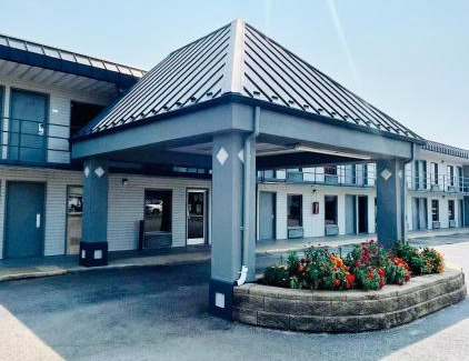 Rogers Hotel | Family-Friendly Rogers Inn with Pool and Hot Tub Access