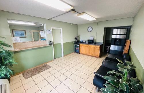 Rogers Hotel | Family-Friendly Rogers Inn with Pool and Hot Tub Access