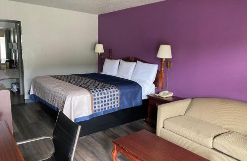 Rogers Hotel | Family-Friendly Rogers Inn with Pool and Hot Tub Access
