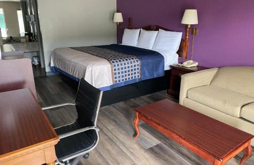 Rogers Hotel | Family-Friendly Rogers Inn with Pool and Hot Tub Access