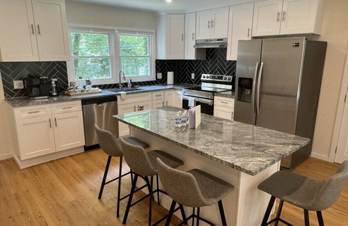Old Lyme House | Rogers Lake House: Relax by the Ocean and Enjoy Breakfast