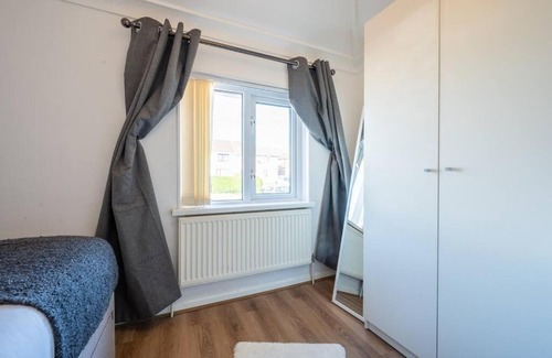 Rogerstone House | Family-Friendly Stay at Rogerstone House by Tŷ SA