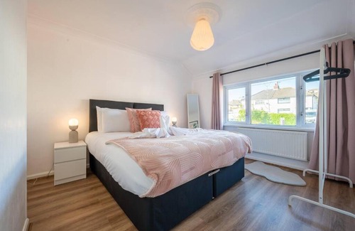 Rogerstone House | Family-Friendly Stay at Rogerstone House by Tŷ SA